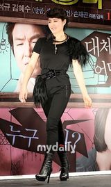 组图：金慧秀韩石圭出席《二楼的恶棍》发布会