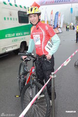 组图：邓兆尊兄妹参与单车赛 毛舜筠将再拍喜剧