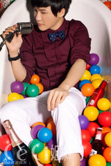 组图：李炜圣诞主题大片曝光 躺浴缸卖萌