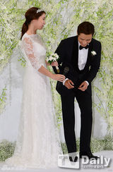 组图：李秉宪李珉廷大婚甜蜜互送吻 群星道贺