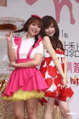 组图：王心凌新专辑预购签唱 好友贺军翔到场支持