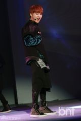 组图：EXO出席时装周开幕 携女模走秀帅气十足