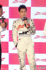 组图：林志颖奶爸重回赛车场 赞儿子Kimi进步大