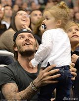 组图：贝克汉姆溺爱吞小七拳头 引长子帅气开怀