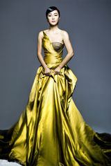 组图：苏岩华贵写真金裙闪耀女王范儿