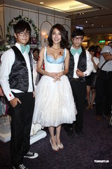 组图：杨谨华性感代言内衣 白色纱裙尽显迷人胸线