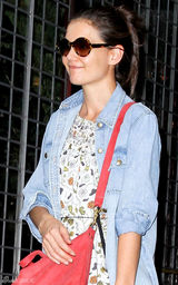 组图：阿汤嫂凯蒂-赫尔姆斯街拍牛仔衬衣搭红包