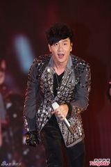 组图：严爵挑战唱跳险破音 林俊杰压轴热舞