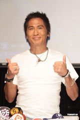 组图：齐秦烧伤痊愈公开露面 甜蜜展示妻女照片