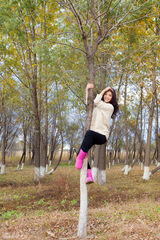 组图：《分手大师》柳岩片场下腰劈腿爬树扮猴