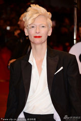 组图：蒂尔达-斯文顿帅气套装红唇气场强大