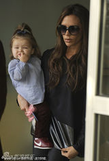 组图：辣妹单手抱女黑超遮面 小七扎朝天辫啃手卖萌