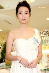 高清组图：郑元畅代言护肤品 自曝喜欢白皙女孩