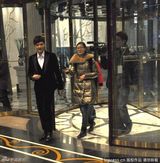 组图：冯绍峰西装笔挺现身酒店全程微笑好心情