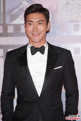 组图：韩星崔始源走上红毯 挥手致意笑容灿烂