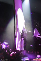 组图：big4开演唱会发红封包 互曝成员糗事