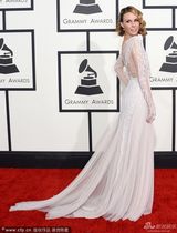 组图：女主持Keltie Knight白色拖地裙抢镜