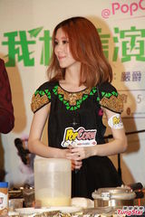 组图：严爵白安办签唱会 闻AV阿信裸照愕然