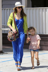 组图：杰西卡-阿尔芭曝光街拍照 一家四口其乐融融