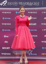 组图：UEE艳丽红裙现身百想红毯惹眼