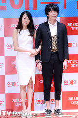 组图：《恋爱的温度》发布 金敏熙紧身裙显身材