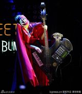 组图：Lady Gaga演唱会口味重 血腥骷髅手玩自摸