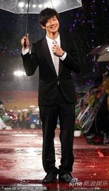 高清组图：金曲奖红毯星光熠熠 那英躲雨不顾形象