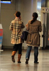 高清图：林心如素颜亮相北京 电话不停似老板