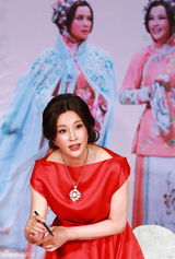 组图：《风华绝代》收官 刘晓庆婚后穿喜气红裙