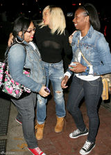 高清组图：蕾哈娜透视装出街 爆乳凸点不惧走光