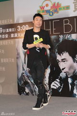 组图：许志安梁汉文苏永康签唱会感情好互调侃