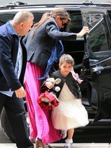 组图：霍尔姆斯携女过复活节 苏瑞穿公主裙快跑