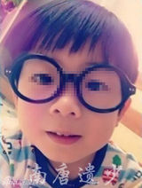 组图：曝好声音主持华少妻子近照 儿子穿龙袍