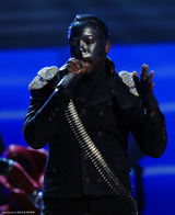 高清组图：菲姬携黑眼豆豆以未来警察造型亮相