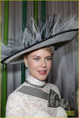 组图：妮可-基德曼贵妇扮相抢眼 当众脱鞋无损优雅