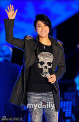 组图：Rain服军役期间奉命演出 不穿军装穿正装