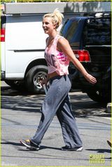 组图：布兰妮粉色小背心笑容灿烂手臂粗壮