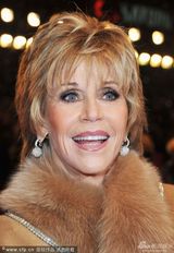 组图：奥斯卡影后简-方达穿皮草显贵气