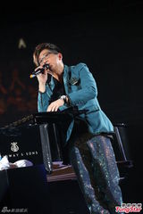 组图：伦永亮演唱会尾场 即兴拉叶德娴上台合唱