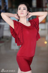 组图：芙蓉姐姐演讲获专人护驾 遭粉丝热情围困