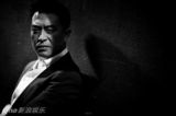 组图：《悬崖》热播 张嘉译黑白写真展现魅力