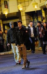 组图：《蜘蛛侠2》首露中国元素 汽车街头腾飞