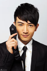 组图：许诺白领正装造型帅气干练