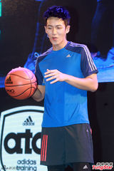 组图：霍华德京城耍宝 与柯震东拼球技