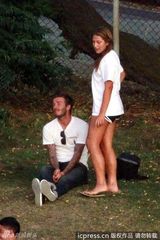 组图：贝克汉姆带儿子球场PK 见狗仔变脸怒骂