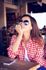 组图：王智曝旅行生活照 漫步异国街头笑脸灿烂