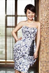 高清图：闫妮优雅转身登封面 抒写蒙太奇浪漫情结