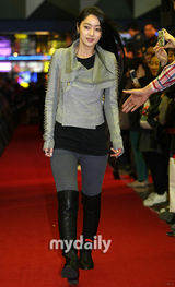 组图：张东健《武士》VIP首映 爱妻与众大腕助阵