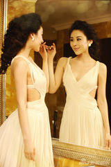 组图：周扬拍唯美写真 高贵优雅演绎性感女神