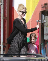 组图：妮可-基德曼送爱女上课 印花裙扮嫩明媚